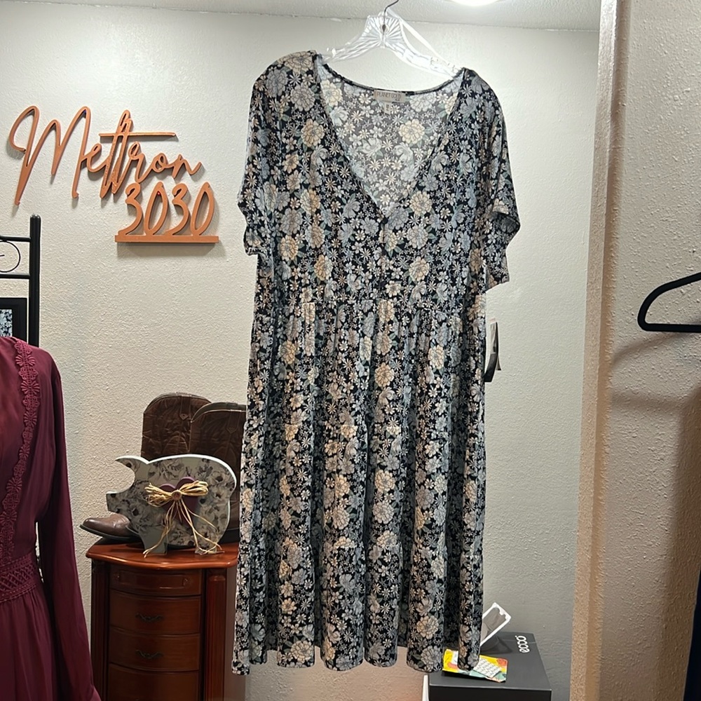 Planet gold, tiered, floral dress, V-neck 2X